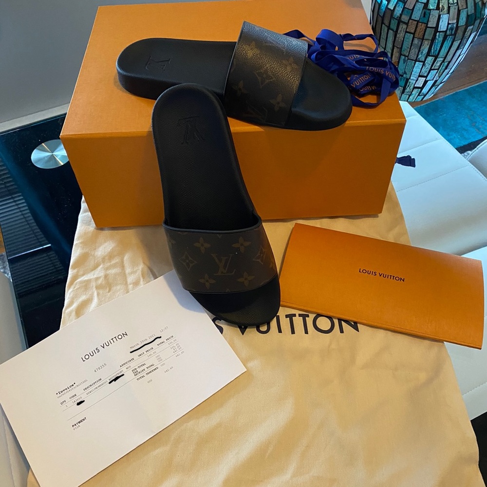 (SOLD)✨Authentic Louise Vuitton✨ Mens water shoes